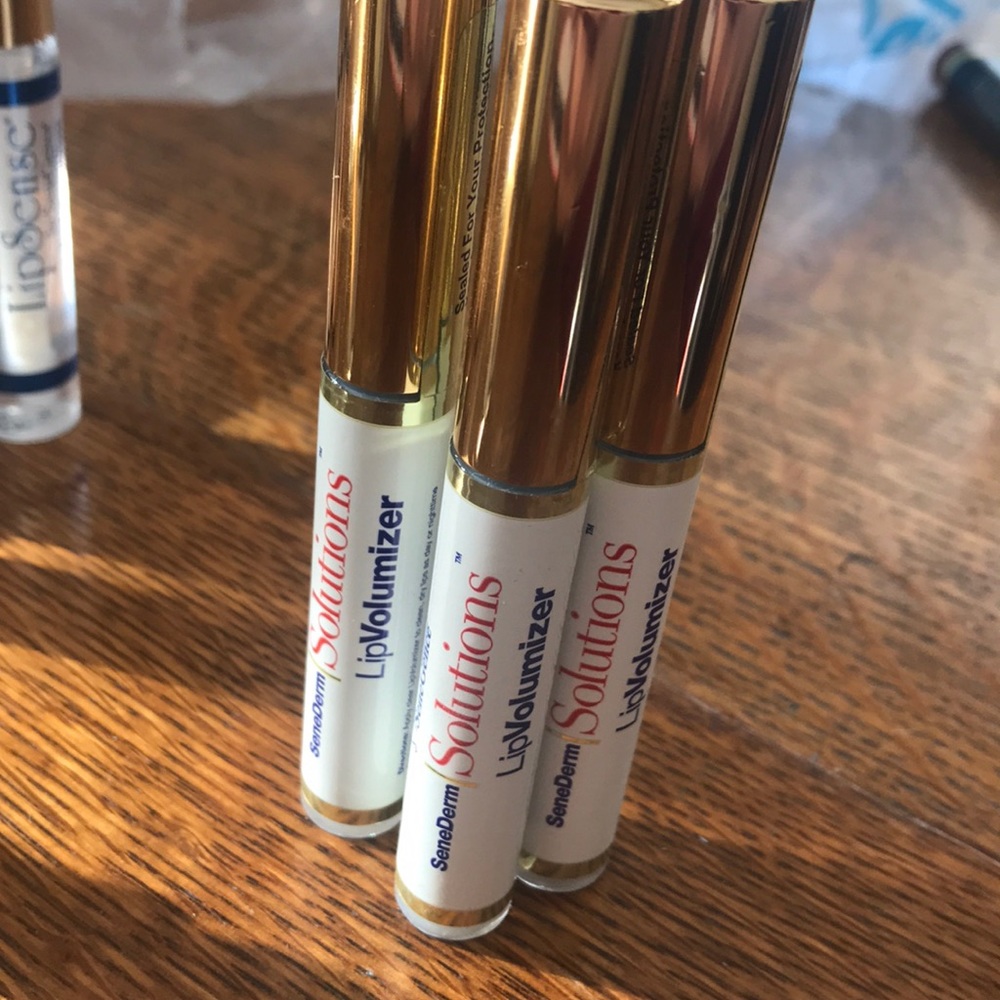 Lip volumizer